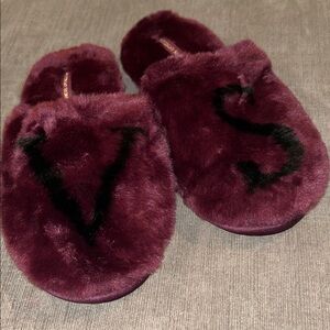 VICTORIAS SECRET Faux Fur Slippers Purple Closed Toe S (5/6) NWT